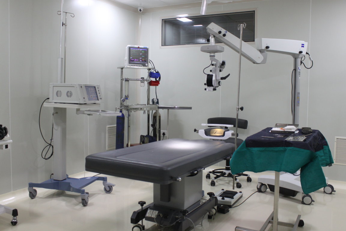 Modular cataract operation theatre at Insight Institute equipped with a Zeiss ophthalmic surgical microscope, phaco console, vitals monitor and surgeon's stool